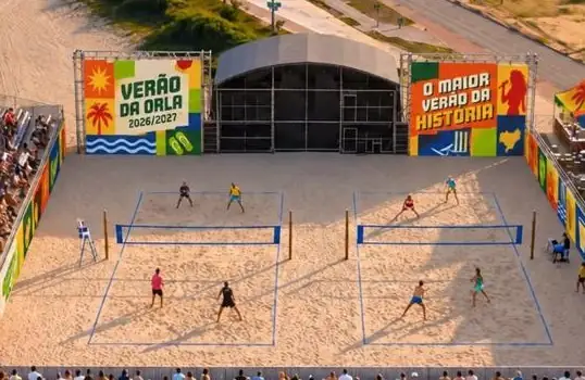 Arena de esportes montada na areia da orla
